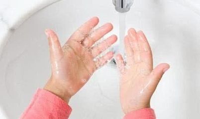 烘手機能讓手變干凈專家可能適得其反,教你正確擦干手的方法